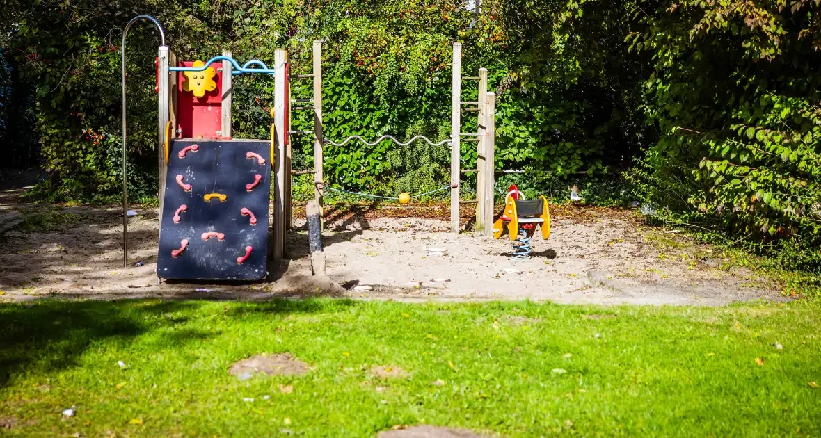 Schoolmateriaal in brand gestoken bij speeltoestel