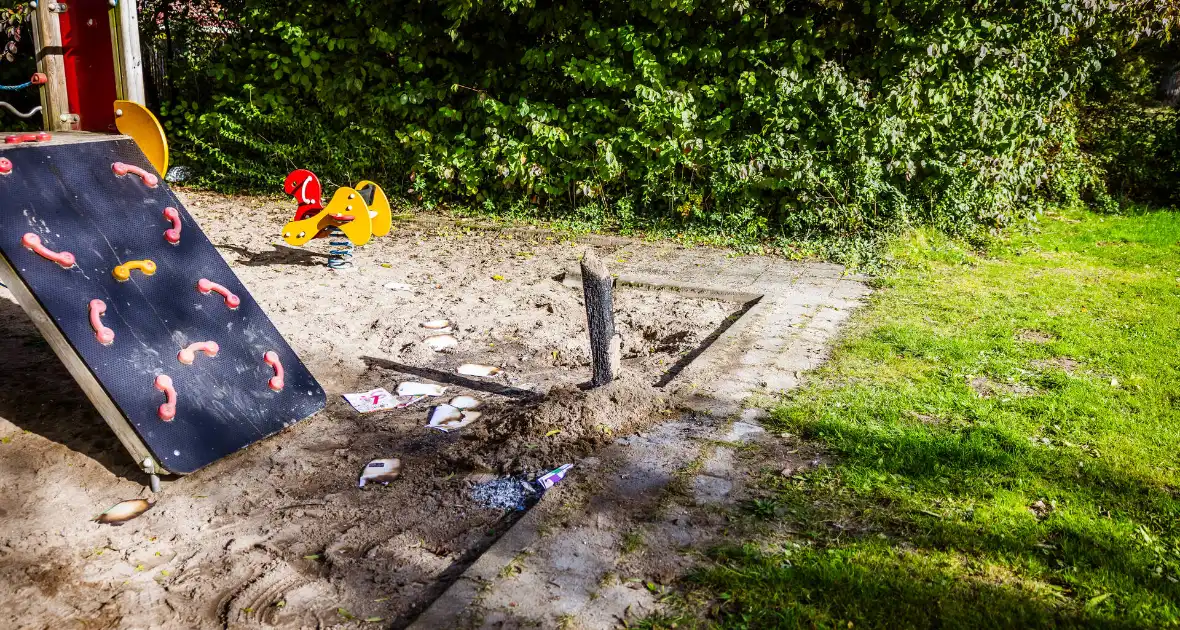 Schoolmateriaal in brand gestoken bij speeltoestel - Foto 3