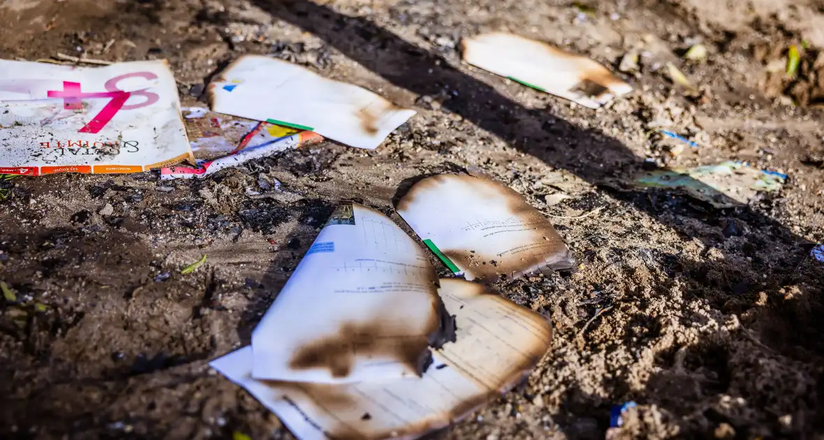 Schoolmateriaal in brand gestoken bij speeltoestel - Foto 5