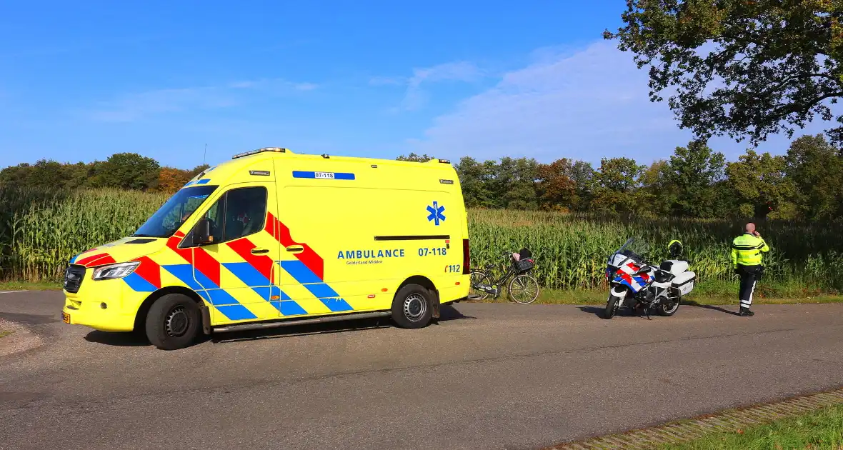 Twee fietsers klappen op elkaar - Foto 2