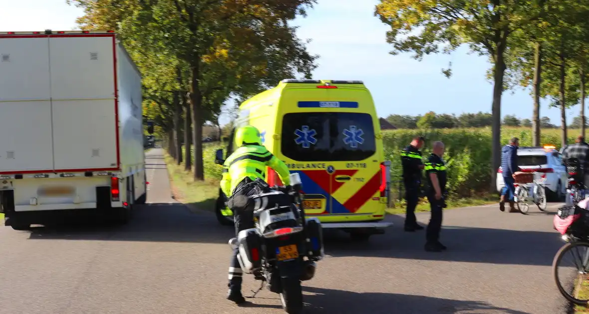 Twee fietsers klappen op elkaar - Foto 3