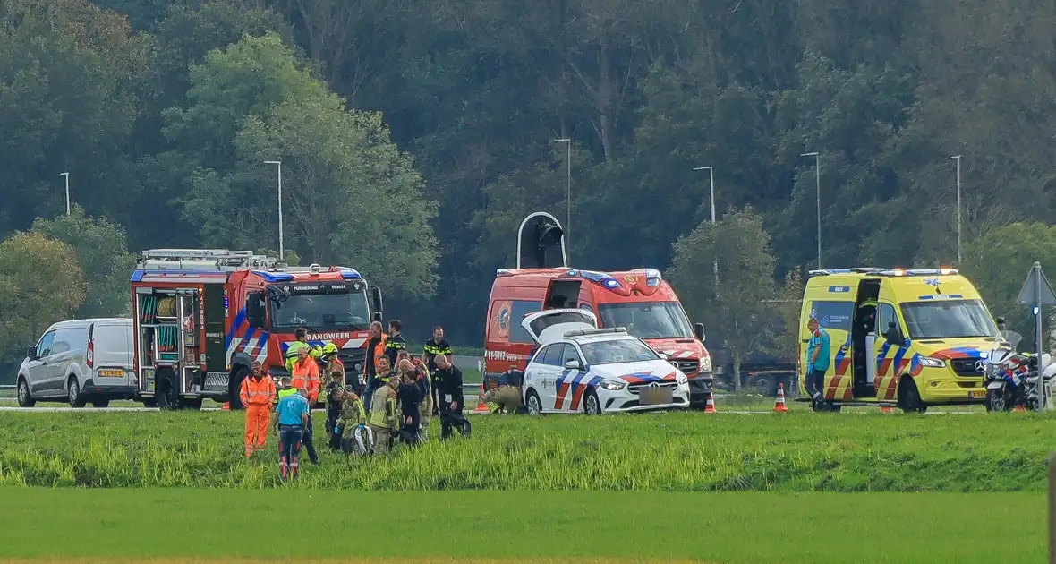 Veel hulpdiensten ingezet voor te water geraakt voertuig