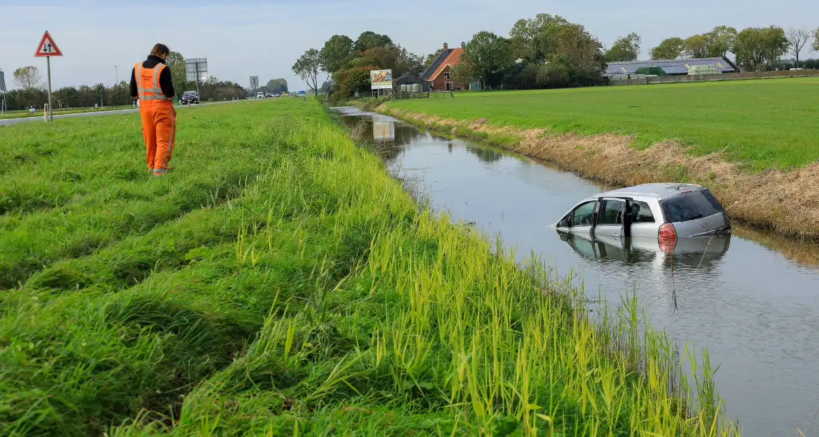 Veel hulpdiensten ingezet voor te water geraakt voertuig - Foto 4