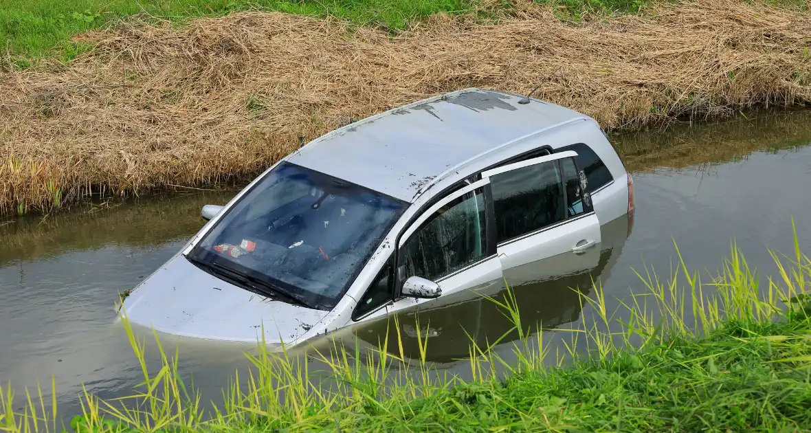 Veel hulpdiensten ingezet voor te water geraakt voertuig - Foto 5