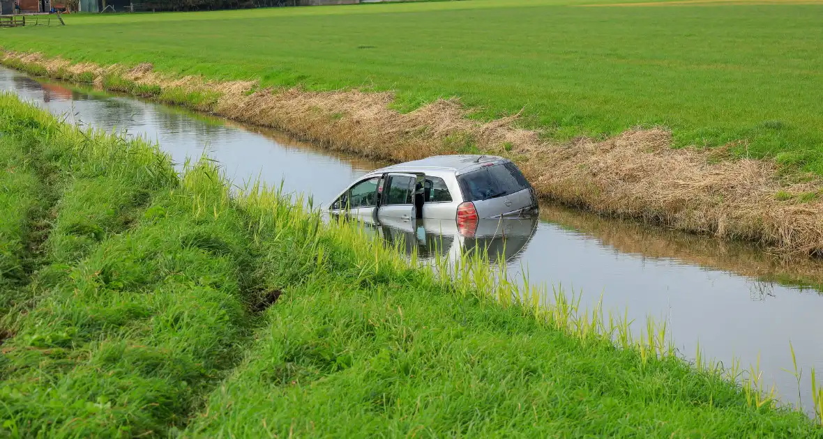 Veel hulpdiensten ingezet voor te water geraakt voertuig - Foto 6