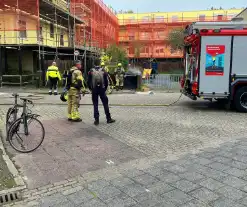 Brandweer blust brandende bank