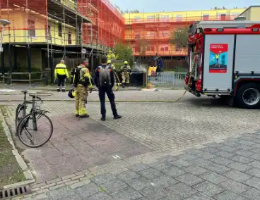 Brandweer blust brandende bank