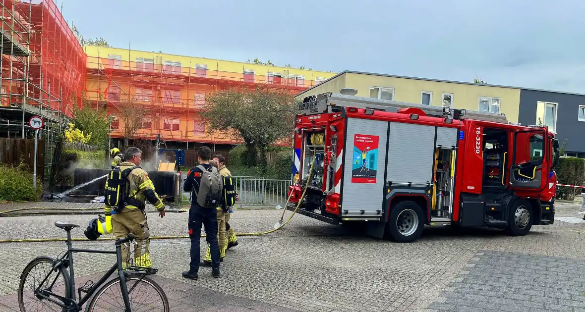 Brandweer blust brandende bank - Foto 4