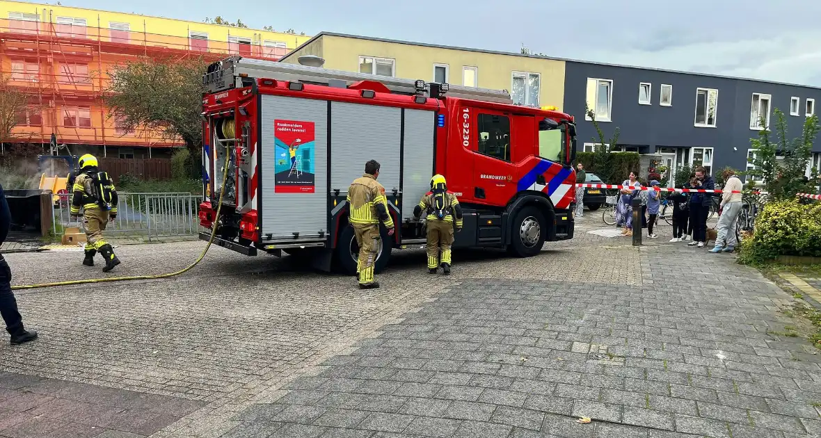 Brandweer blust brandende bank - Foto 6