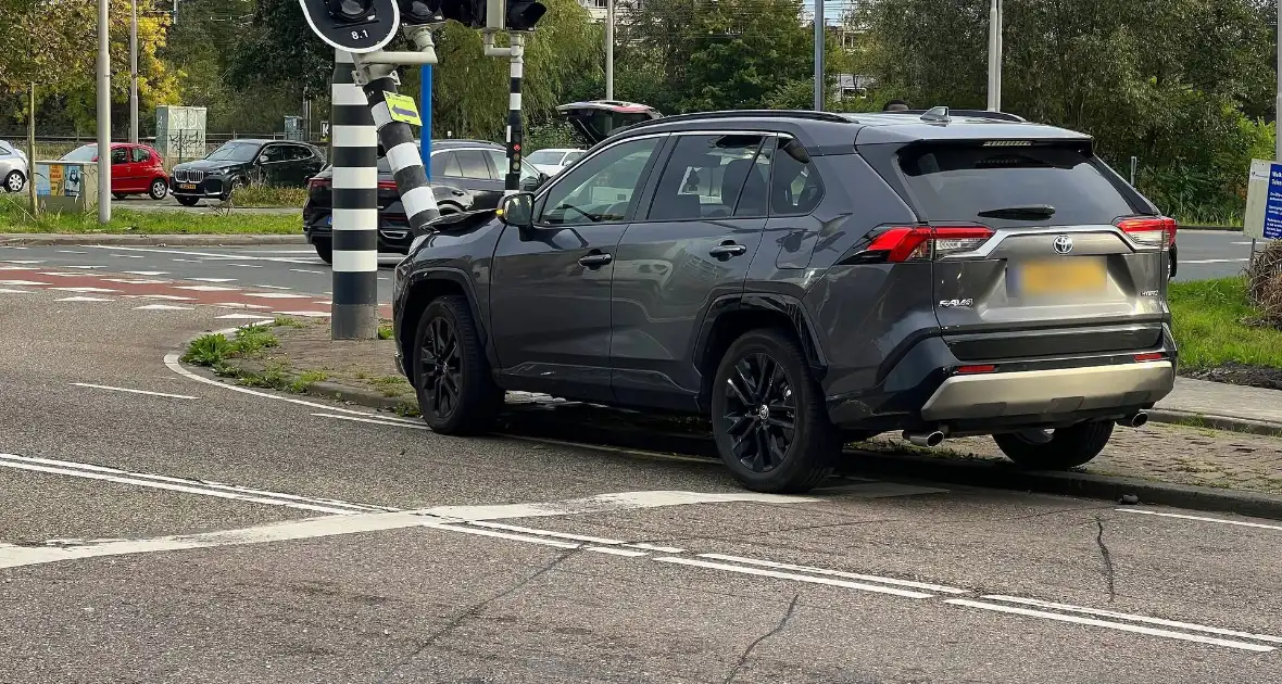 Man zonder rijbewijs rijdt lantaarnpaal krom