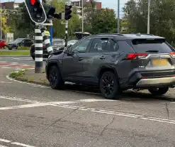 Man zonder rijbewijs rijdt lantaarnpaal krom