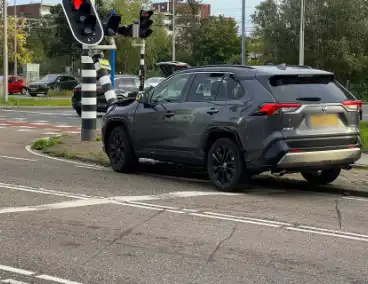 Man zonder rijbewijs rijdt lantaarnpaal krom