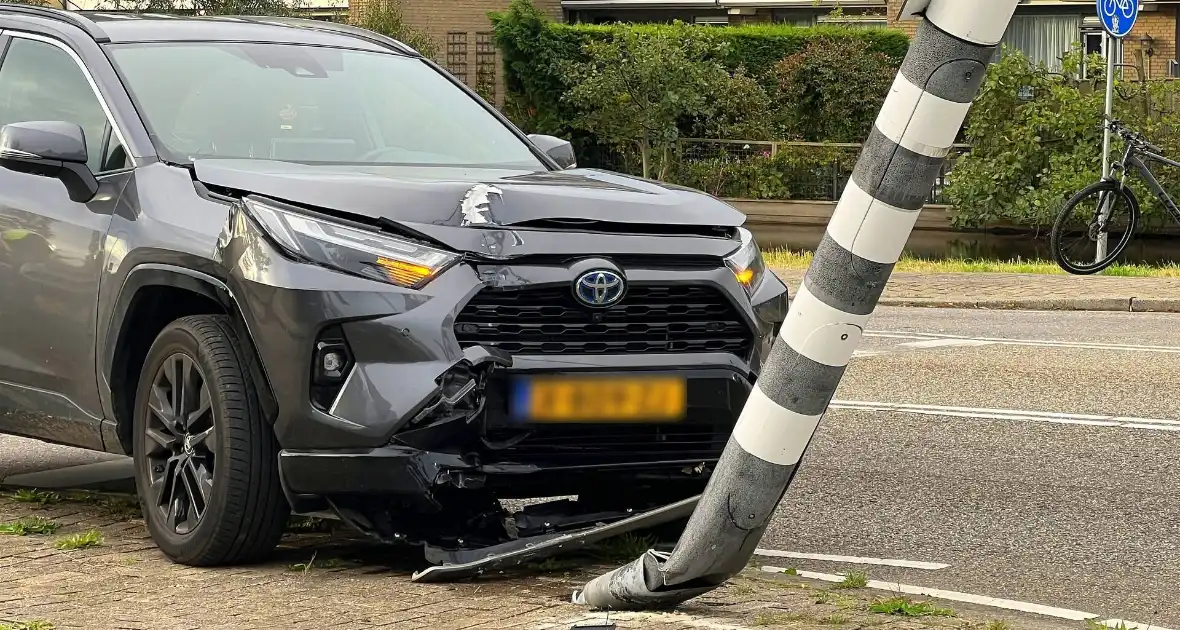 Man zonder rijbewijs rijdt lantaarnpaal krom - Foto 1