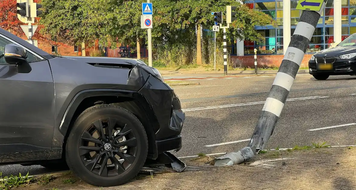 Man zonder rijbewijs rijdt lantaarnpaal krom - Foto 2