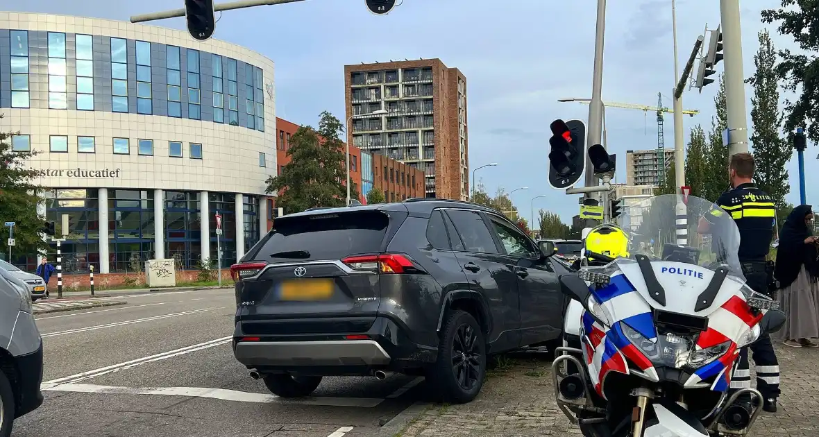 Man zonder rijbewijs rijdt lantaarnpaal krom - Foto 3