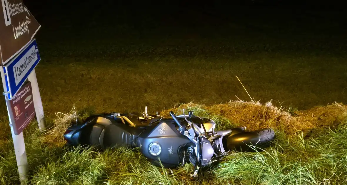 Motorrijder ten val na inhaalmanoeuvre