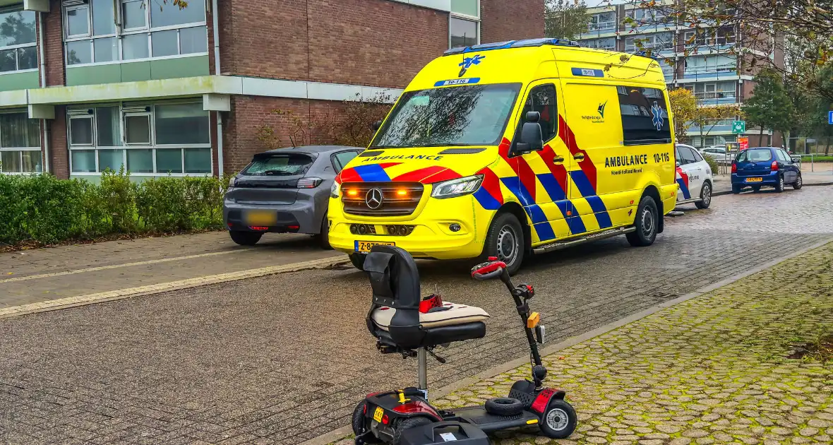 Scootmobiel beschadigd na botsing met auto - Foto 1