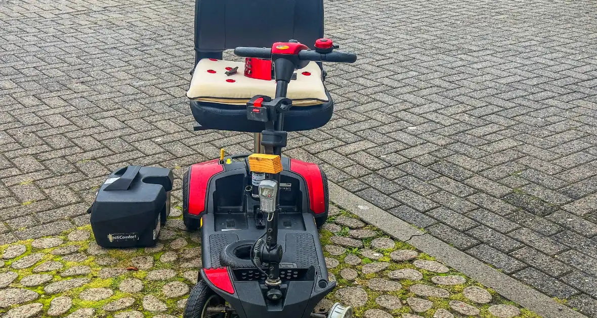 Scootmobiel beschadigd na botsing met auto - Foto 2