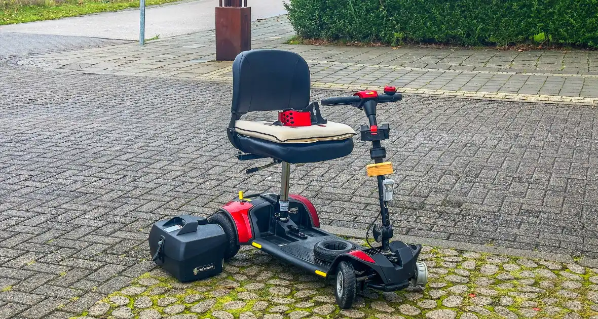 Scootmobiel beschadigd na botsing met auto - Foto 3