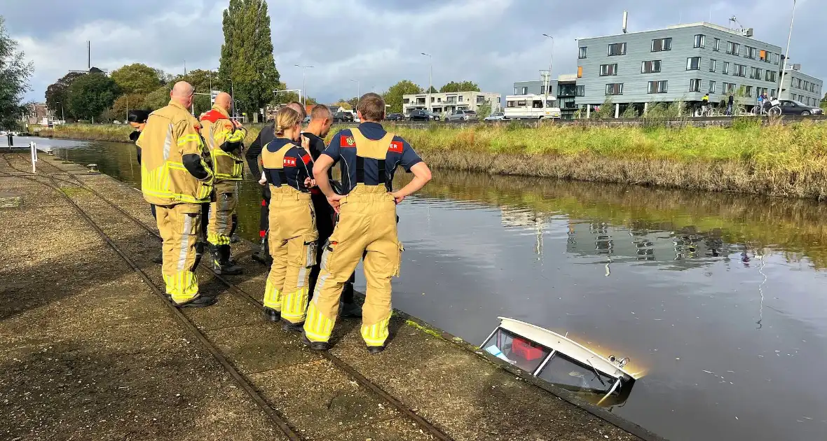 Man verdwijnt na motorpech, boot zinkt gedeeltelijk