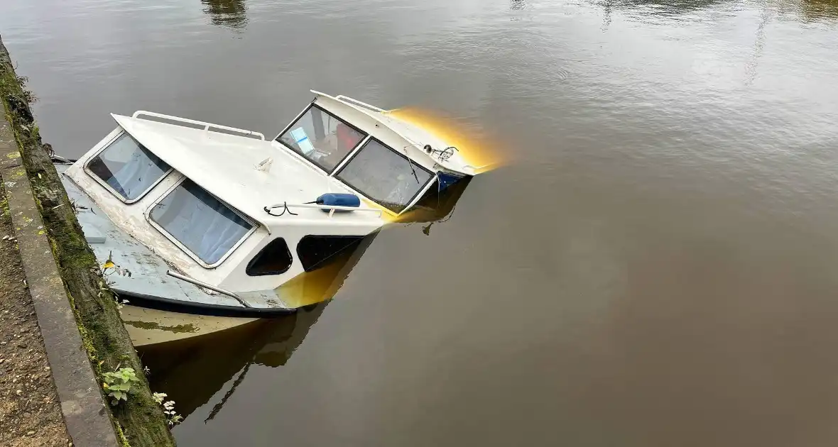 Man verdwijnt na motorpech, boot zinkt gedeeltelijk - Foto 1