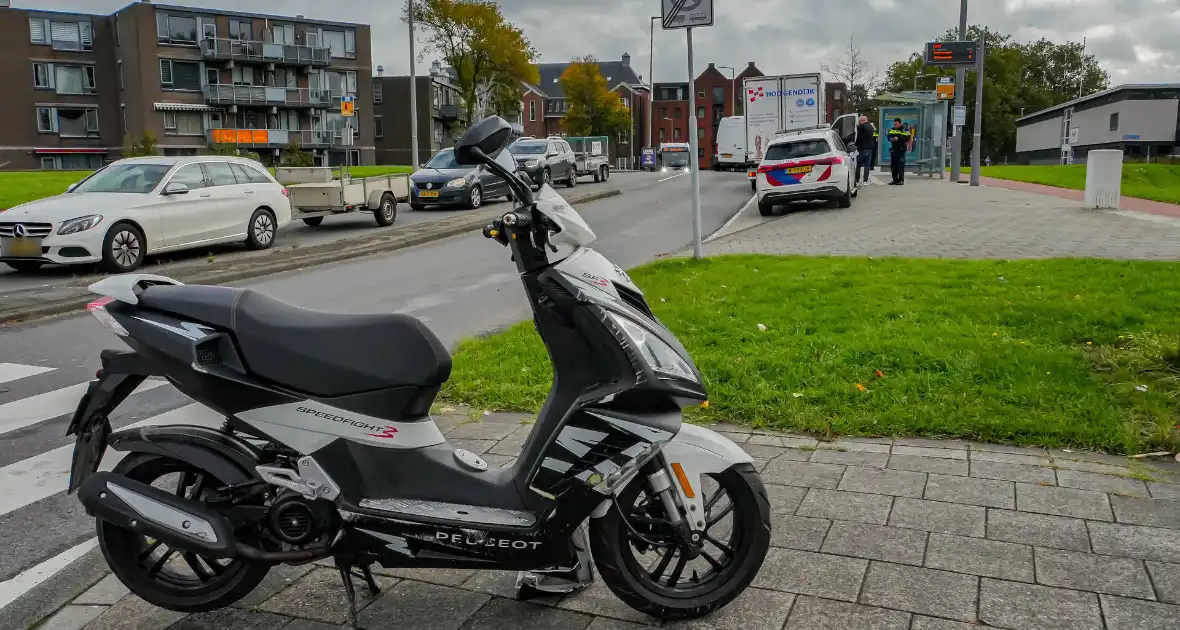 Scooterrijder gewond na ongeval met bakwagen