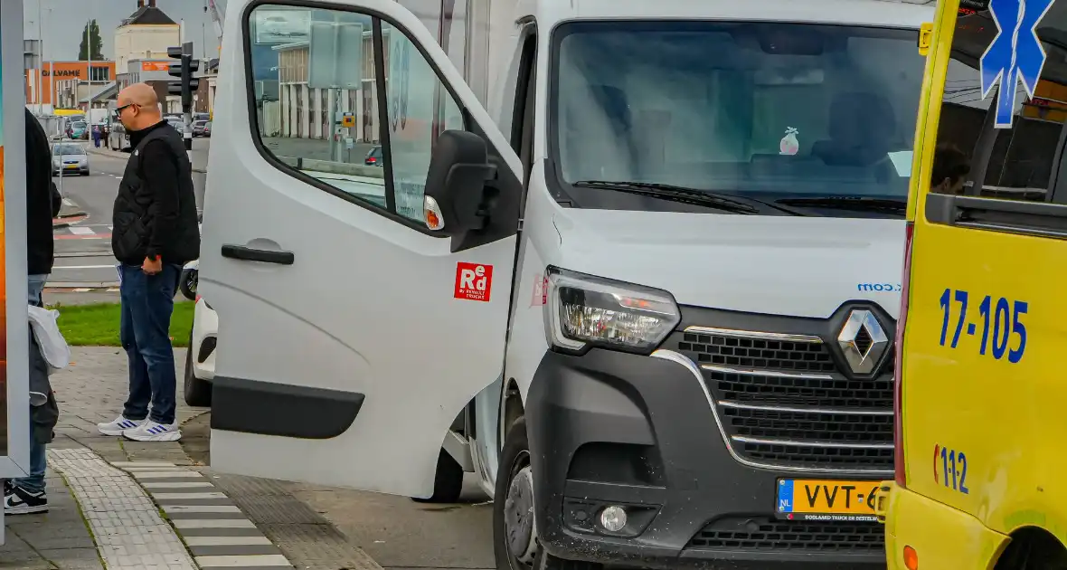 Scooterrijder gewond na ongeval met bakwagen - Foto 1