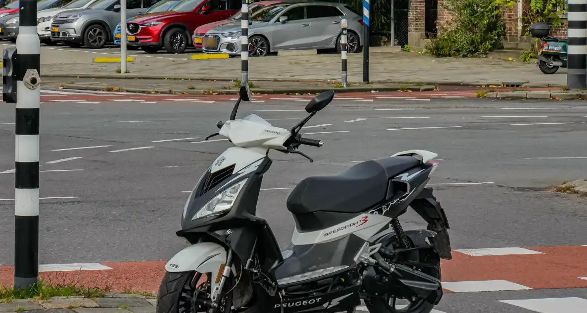 Scooterrijder gewond na ongeval met bakwagen - Foto 4