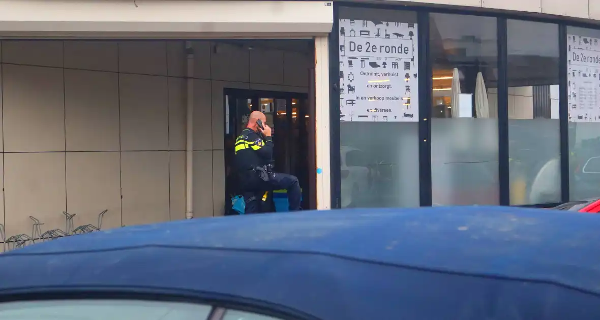 Politieoptreden na overlast in kringloopwinkel - Foto 5