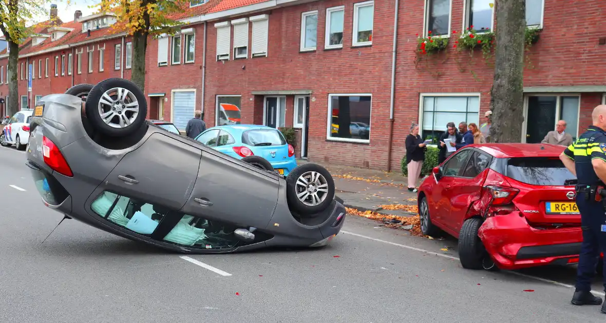 Automobilist klapt op geparkeerde auto en komt op de kop terecht