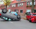 Automobilist klapt op geparkeerde auto en komt op de kop terecht