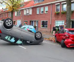 Automobilist klapt op geparkeerde auto en komt op de kop terecht