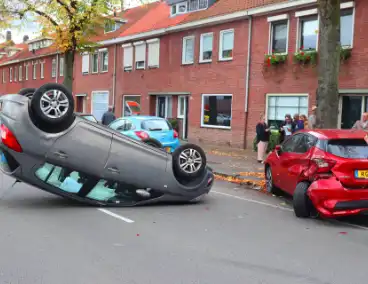 Automobilist klapt op geparkeerde auto en komt op de kop terecht