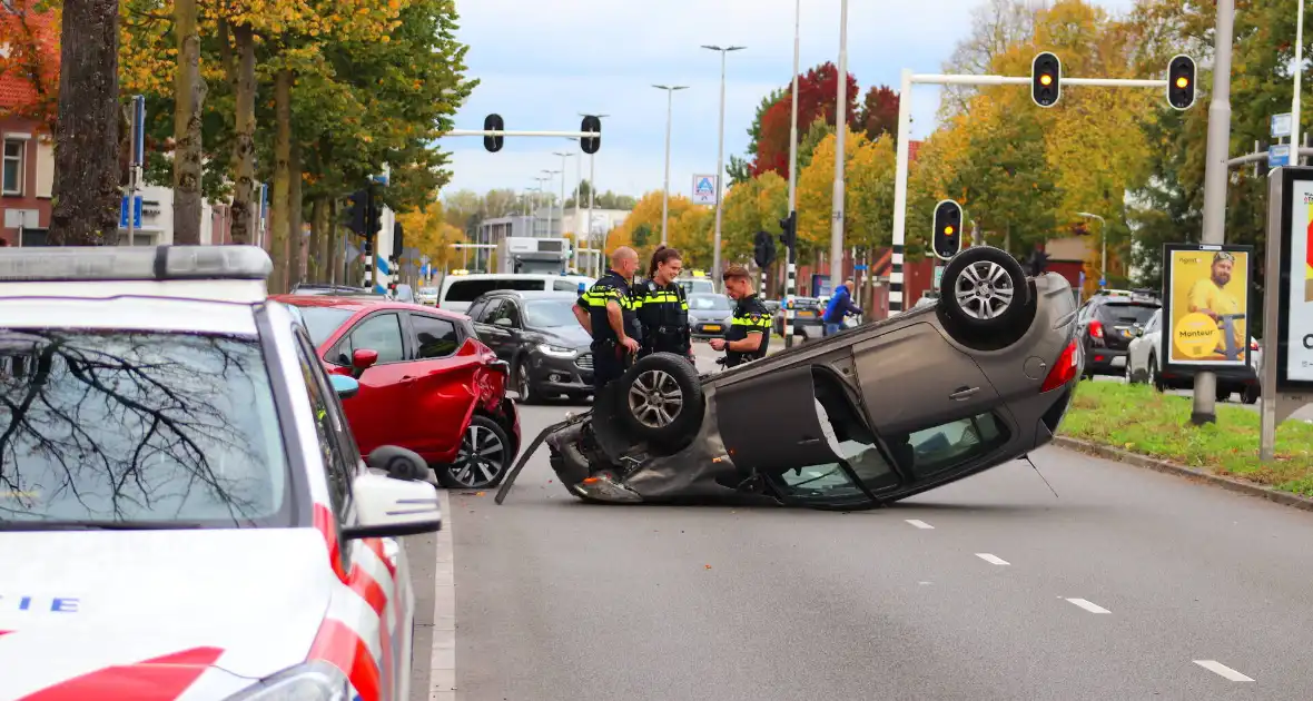 Automobilist klapt op geparkeerde auto en komt op de kop terecht - Foto 1