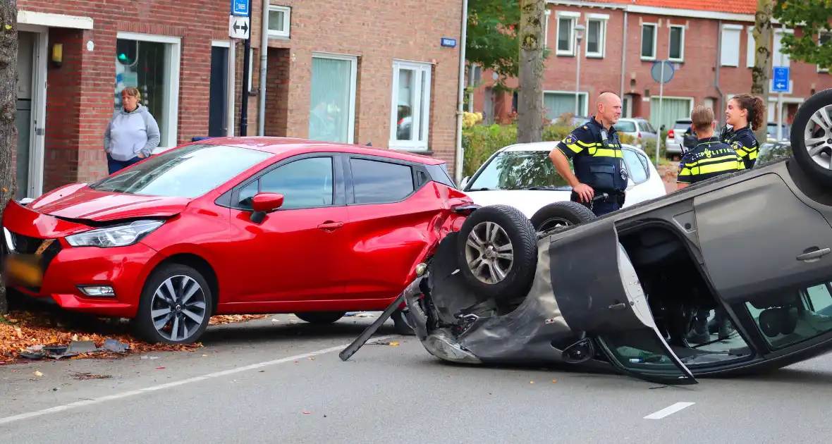 Automobilist klapt op geparkeerde auto en komt op de kop terecht - Foto 2