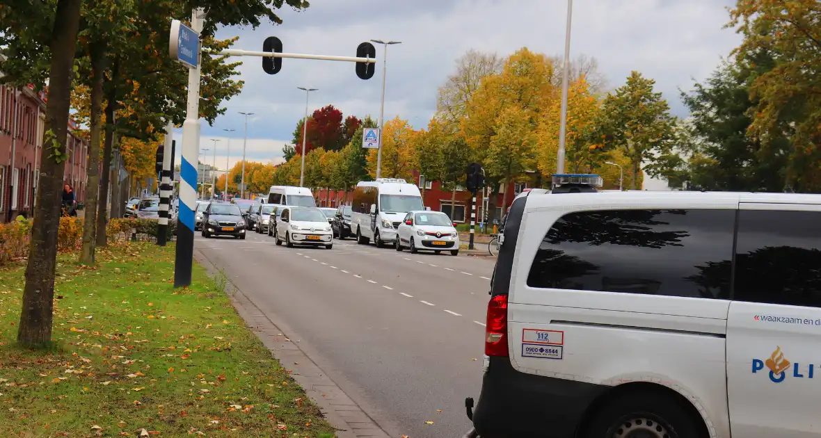 Automobilist klapt op geparkeerde auto en komt op de kop terecht - Foto 3