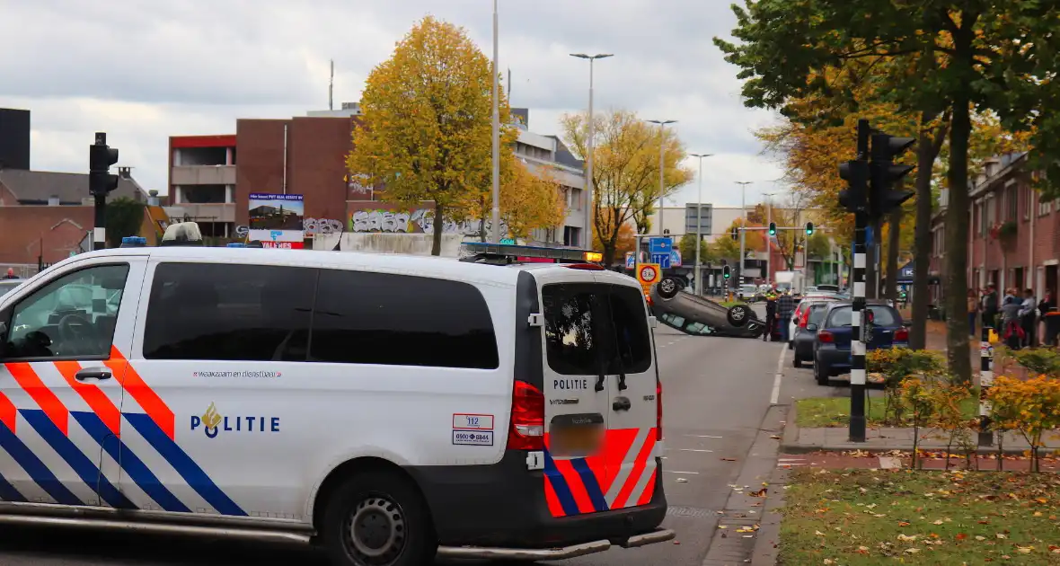 Automobilist klapt op geparkeerde auto en komt op de kop terecht - Foto 4