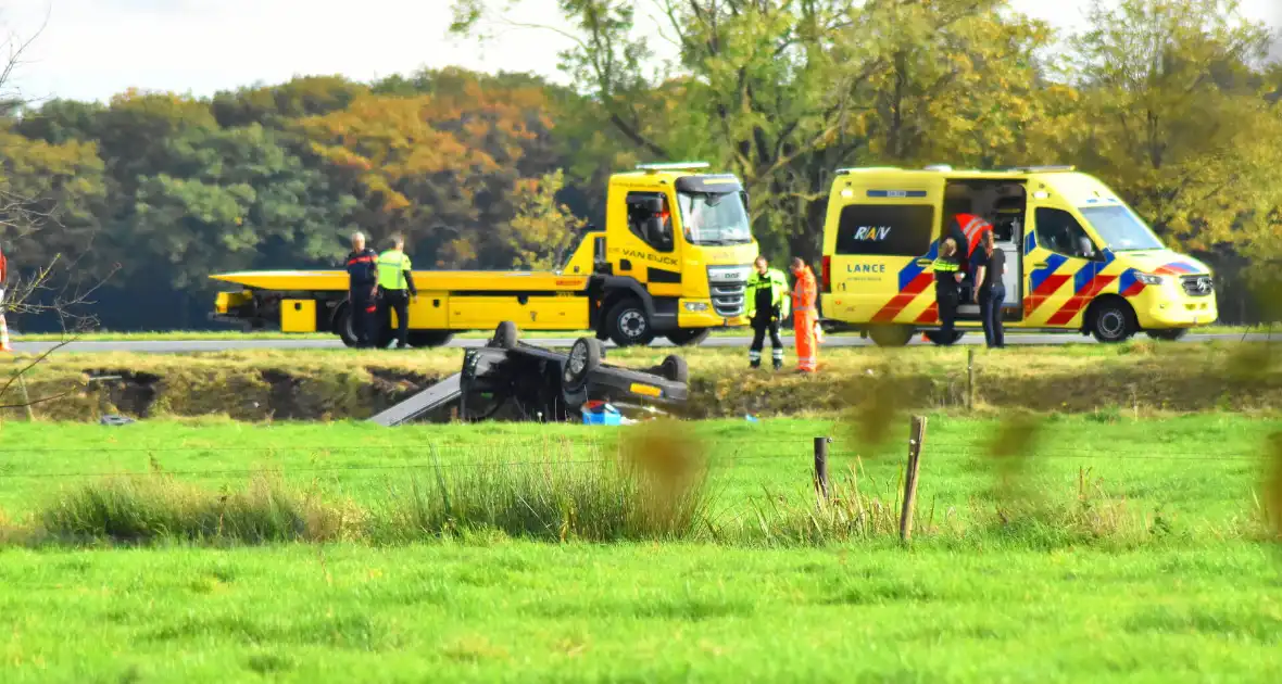 Auto belandt ondersteboven in droge sloot