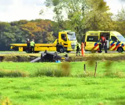 Auto belandt ondersteboven in droge sloot