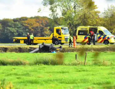 Auto belandt ondersteboven in droge sloot