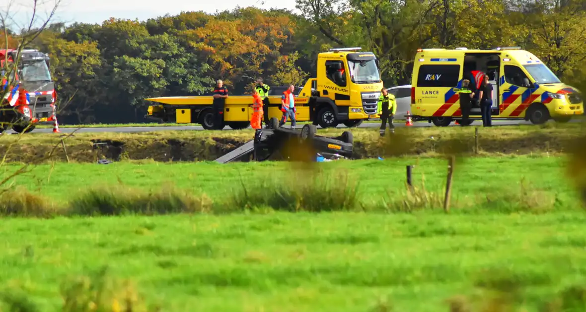 Auto belandt ondersteboven in droge sloot - Foto 2