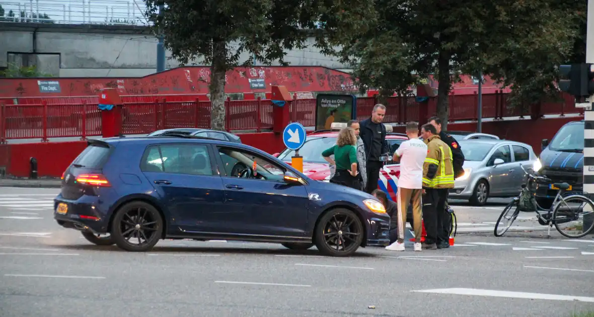 Brandweerlieden schieten te hulp na ongeval naast kazerne - Foto 1