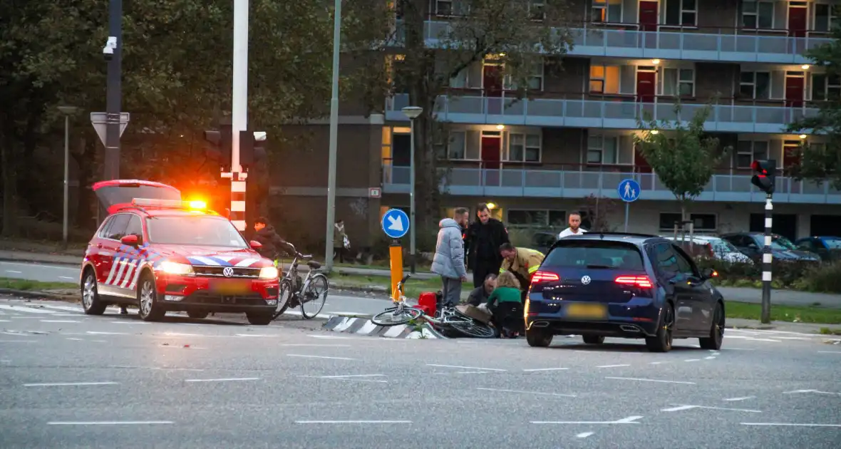 Brandweerlieden schieten te hulp na ongeval naast kazerne - Foto 3