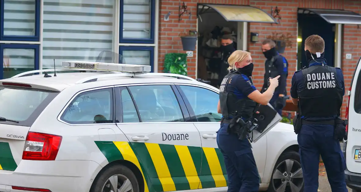 Douane vindt tijdens inval grote hoeveelheden tabak en sigaretten