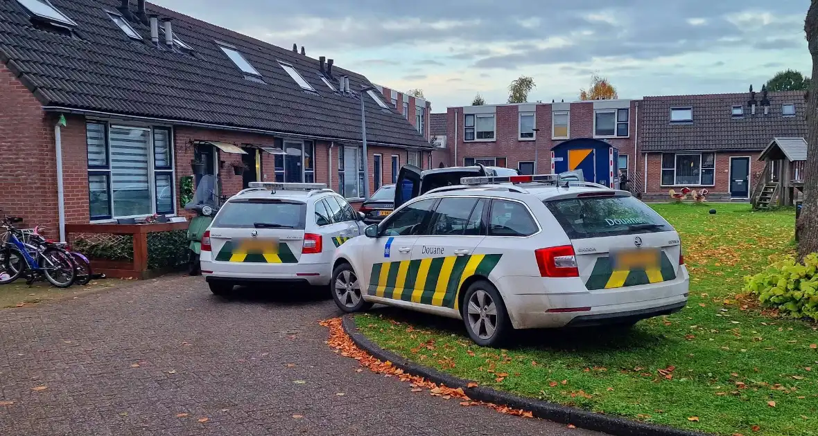 Douane vindt tijdens inval grote hoeveelheden tabak en sigaretten - Foto 1