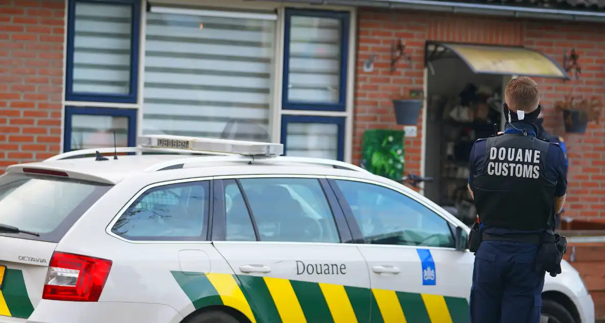 Douane vindt tijdens inval grote hoeveelheden tabak en sigaretten - Foto 3