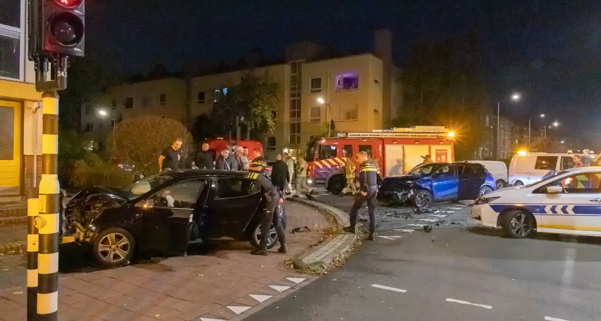 Enorme ravage bij ongeval op kruising - Foto 1