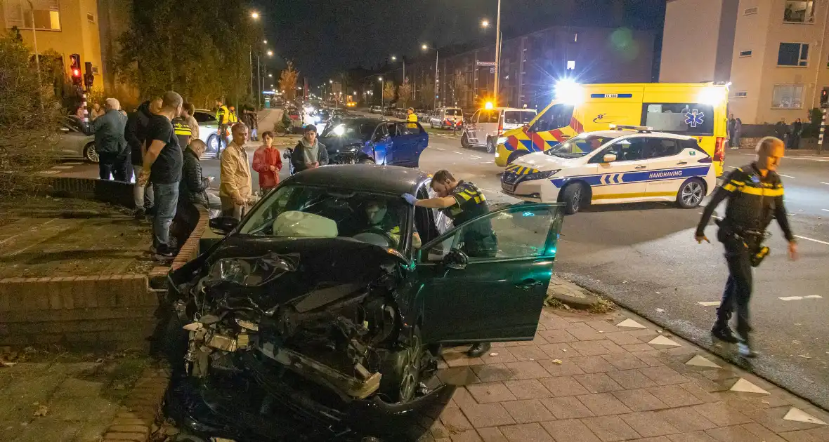 Enorme ravage bij ongeval op kruising - Foto 6