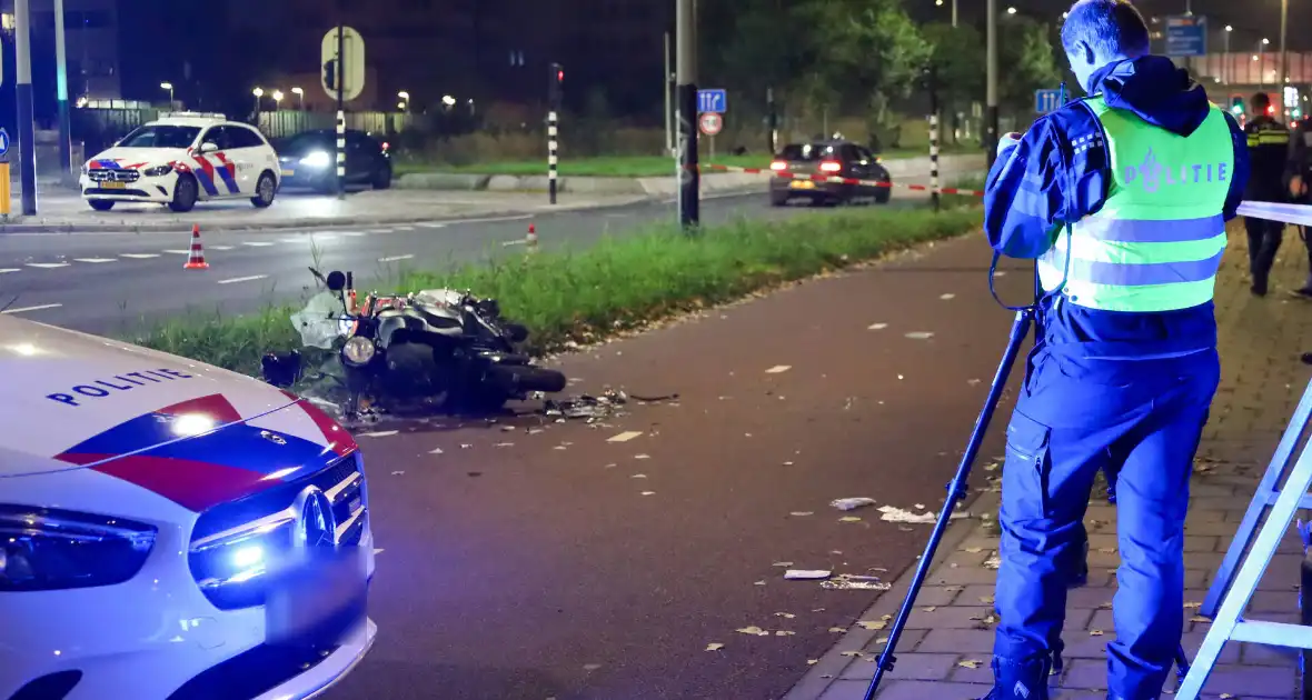 Twee scooterrijders zwaargewond bij aanrijding