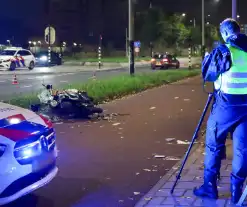 Twee scooterrijders zwaargewond bij aanrijding